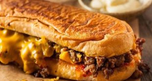 طرز تهیه ساندویچ گوشت و پنیر با خمیر خانگی؛ نرم و خوشمزه