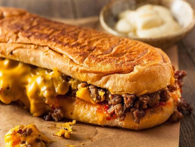 طرز تهیه ساندویچ گوشت و پنیر با خمیر خانگی؛ نرم و خوشمزه
